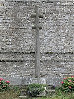 Croix à double traverses devant le transept nord de l'église.