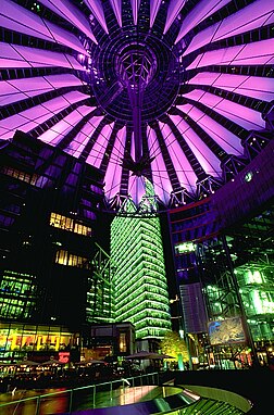 Sony Center à noite. O Sony Center é um conjunto de edifícios na Potsdamer Platz, no distrito de Tiergarten, em Berlim, Alemanha, projetado pelo arquiteto Helmut Jahn. A sede europeia da Sony esteve originalmente localizada em um dos sete prédios futurísticos em frente à Filarmônica em Kemperplatz. A filial alemã agora está sediada lá. A fachada de vidro inclinada foi realizada por Werner Sobek, única no mundo na época. (definição 1 988 × 1 988)