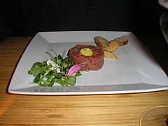 Steak tartare servi au Canada.