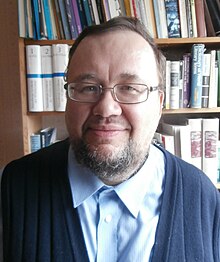 Torsten Pettersson in 2015 in his study with a bookshelf in the background