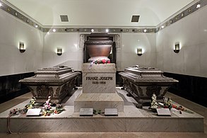 Sarcófagos de Rodolfo de Habsburgo, Francisco José I e Isabel de Baviera en la Cripta de los Capuchinos de Viena (fotografía de septiembre de 2013).