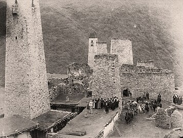 Tourists arriving at the Erzi village at the end of the XIX century.