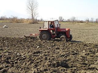 Орање со трактор во Македонија