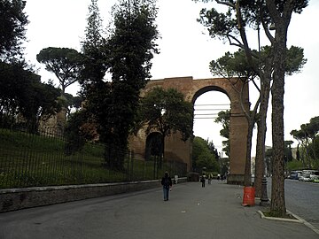 Um dos altíssimos arcos da extensão de Domiciano dos arcos dos Arcos de Nero para servir o monte Palatino.