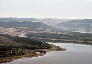 Гора «Бабин писок» (частково заліснений пагорб удалині посередині)