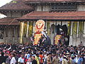 Elefanten bei der rituellen Öffnung des Tempeltors, Thrissur Puram Festival, Kerala