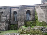 Side walls featuring buttresses