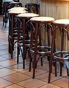 Des tabourets de bar en bois.