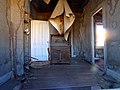 Interior de um dos edifícios de Bodie.