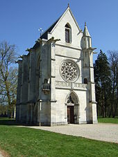 Vue du pignon et de sa porte d'entrée et sa rosace