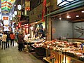 菓子店（手前）と、川魚・うなぎの店（画面中央）