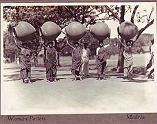 Porteuses de jarres près de Madras, Inde britannique, v. 1920.