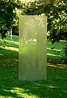 Vom Forum Glas aufgestellte Glasstele im Kurpark