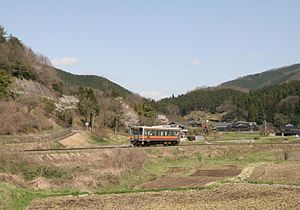 芸備線を走行するキハ120形 （2010年4月14日 坂根駅 - 市岡駅間）