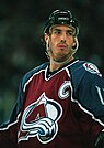 Joe Sakic im Trikot der Colorado Avalanche.