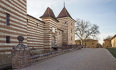 La façade nord-est et les communs.