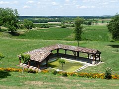 Lavoir, au pied du bourg.