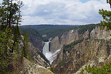 Photographie montrant les chutes Lower au milieu des falaises et des forêts environnantes.