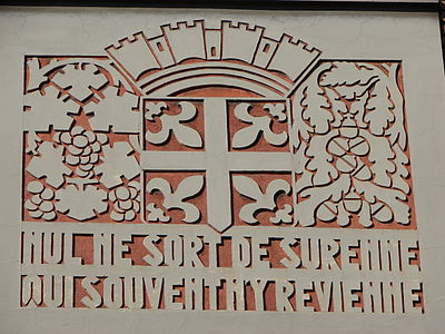Devise de Suresnes sur l'une des façades du lycée.