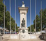 Poilu écrasant l'aigle germanique du monument aux morts de 1914-1918[43]