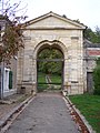 La Porte de Gondi, à Noisy-le-Roi. Ancienne porterie du château construit par Albert de Gondi, elle reste le dernier vestige des fastes d'antan de la ville.