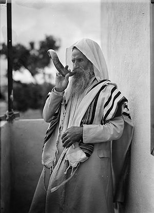 יהודי- תימני תוקע בשופר, שנות ה-30 של המאה ה-20.