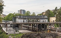 Översiktsbilder som visar stationsbyggnaden och perrongerna på Skärmarbrinks tunnelbanestation.