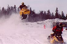 Photo d'un compétiteur lors d'une course de snocross.