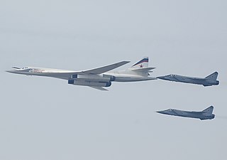 Två MiG-31:or flyger i formation tillsammans med en Tupolev Tu-160.