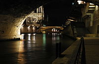 La promenade dans sa première partie et de nuit vue depuis le pont Saint-Michel.