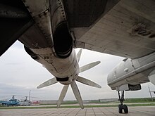 vu du dessous d'un moteur sous l'aile de l'avion.