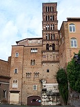 Campanile médiéval d'inspiration mudéjar.