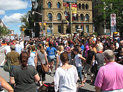 Onlookers and supporters in the 2007's parade, Wellington Street