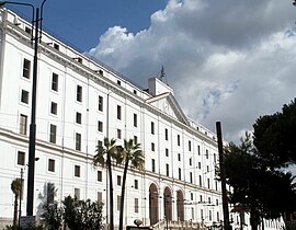 Real Albergo dei Poveri (1751-?), de Ferdinando Fuga, una de las construcciones europeas más grandes del siglo XVIII[23]​