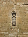 Une fenêtre avec remplage en pierre de l'église Saint-Jean-Baptiste de Baños de Cerrato.