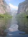 El Cañón del Sumidero, es una falla tectónica, lugar en donde se dio la gesta heroica de los indios chiapanecas.