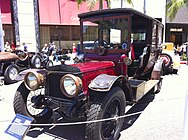 初代御料車と同型、ジョージ5世が使用した車。第1号御料車は基本的に同じものだが、ホイールはワイヤースポークではなく、小径のタイヤを木製スポークの頑丈なホイールに履かせている[70]。ジョージ5世の車両の塗色であるロイヤルクラレット（Royal Claret）は、御料車の溜色（Japanese Imperial Red）よりも赤みが少ない[74]。
