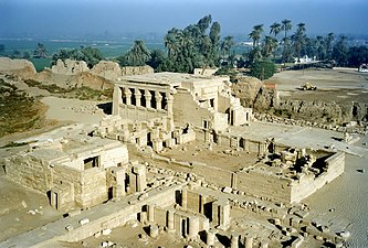 Dendérah (de gauche à droite) : le mammisi de Nectanébo, l'église chrétienne, le mammisi romain.