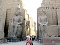 1º pilone del Tempio di Luxor, con colossi di Ramses II.