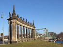 Glienicker Brücke mit Kolonnaden und Bastionen