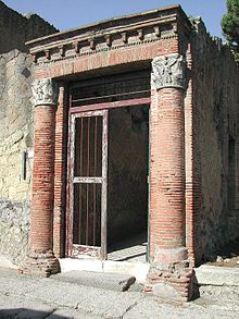 entrée encadrée de deux colonnes supportant une architrave en briques