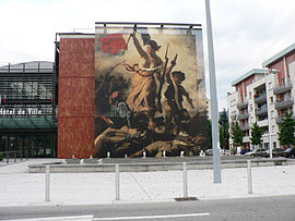 Échirolles town hall with اوژن دولاکروا's آزادی هدایت‌گر مردم reproduced on its façade