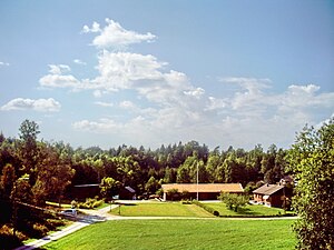 Humlekärr, ett mindre bostadsområde i skogsområdet väster om Fagered.