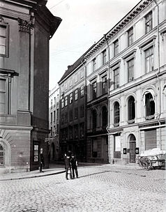 Till vänster: Medelhavsmuseet i Stockholm, sommar 2007, till höger: Stockholms Inteckningsaktiebolag 1902.