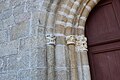 Détail des sculptures du portail de l'église.