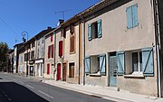 Une rue aux maisons colorées.