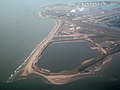 Vue aérienne du Maasvlakte en 2007 (le slufter au premier plan).