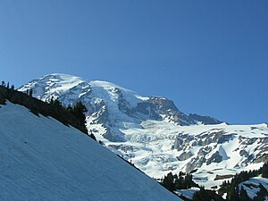 Der Nisqually-Gletscher im Hintergrund in der Bildmitte