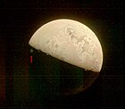 צילום פלומה געשית על הירח איו שצולם על ידי מכשיר ה־JunoCam ב־15 באוקטובר 2023.