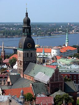 Riga domkyrka med floden Daugava i bakgrunden.